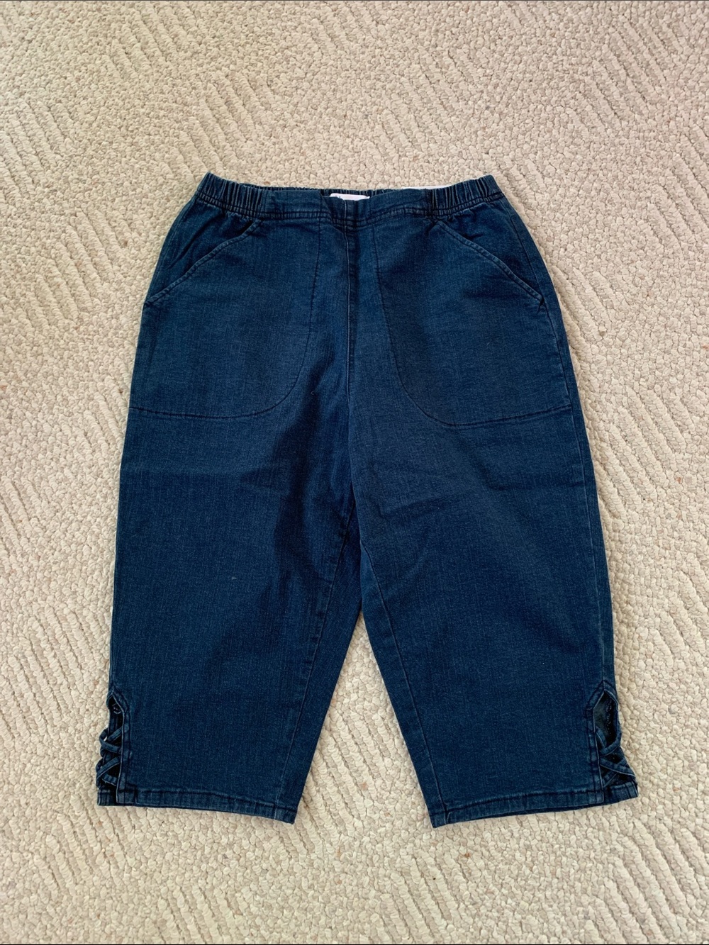 New With Tags Women’s Size 0X Dark Blue Capri Pants with Side Detail